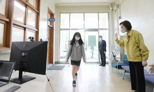 유은혜 부총리 겸 교육부 장관이 22일 서울 종로구 덕성여자고등학교를 방문, 발열 검사를 함께하며 등교하는 고3 학생들을 응원하고 있다. 교육부 제공