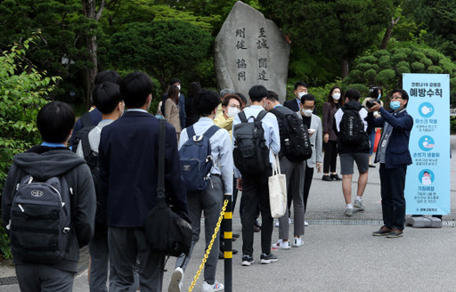 코로나19로 등교 개학이 미뤄진 지 80일만에 등교를 시작한 20일 오전 서울 종로구 경복고등학교에서 조희연 서울시교육감이 등교하는 학생들에게 발열 체크를 하고 있다. 연합뉴스