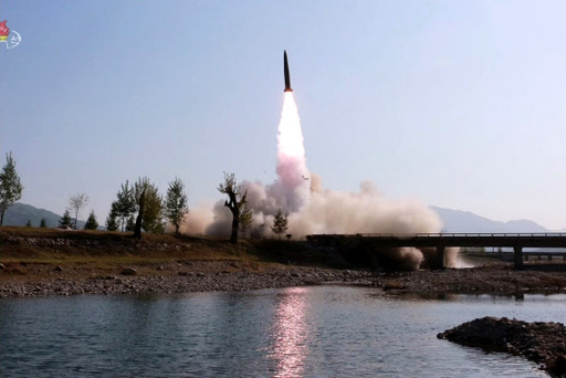 지난 5월 9일 조선중앙TV가 공개한 훈련 모습으로 단거리 미사일 추정체가 이동식 발사차량(TEL)에서 공중으로 치솟고 있다. 연합뉴스