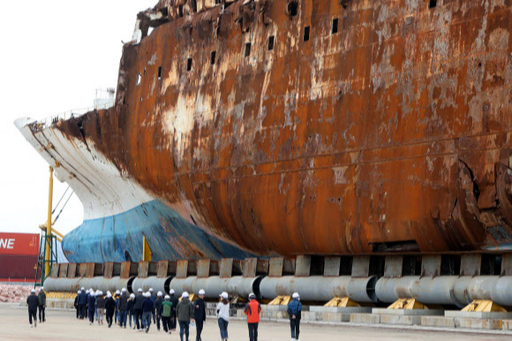 전남 목포신항을 찾은 단원고등학교 학생 희생자 유가족이 녹슨 세월호 선체를 살펴보고 있다. 연합뉴스