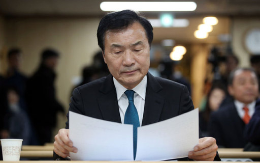 바른미래당 손학규 대표가 2일 오후 서울 여의도 중앙당사에서 열린 제21대 국회의원 출마자 아카데미 입학식에서 자료를 살펴보고 있다. 연합뉴스