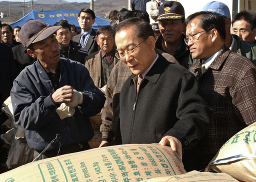 한나라당 이회창 대선 후보가 2002년 11월 경북 경산의 추곡 수매현장을 방문해 농민의 애로사항을 듣고 있다.   세계일보 자료사진