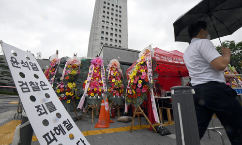 윤석열 검찰총장이 취임 1년을 맞은 23일 서울 서초구 대검청사 앞에 윤 총장을 응원하는 현수막과 화환이 세워져 있다. 서상배 선임기자