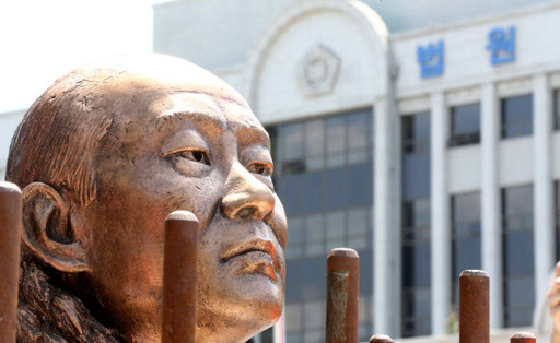 전두환 전 대통령이 사자 명예훼손 혐의 재판이 열리는 27일 오전 광주 동구 광주지법 정문 앞에서 5·18유족들이 전씨의 출석을 앞두고 이른바 '전두환 치욕 동상'을 때리는 퍼포먼스를 하고 있다. 연합뉴스