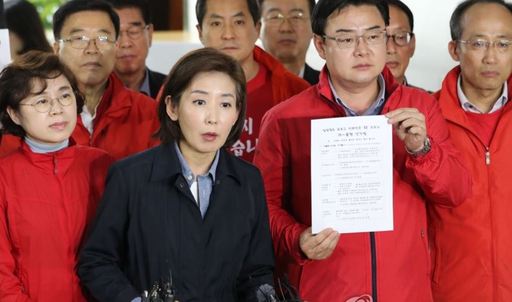 자유한국당 나경원 원내대표(앞줄 가운데)가 의원들과 함께 28일 오후 정치개혁특별위원회가 열릴 것으로 예상되는 국회 행정안전위원회 회의실 앞에서 긴급 기자회견을 하고 있다. 연합뉴스