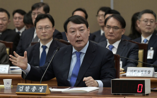 답변하는 윤 총장 윤석열 검찰총장이 17일 서울 서초구 대검찰청에서 열린 국회 법제사법위원회의 대검찰청 국정감사에서 의원 질의에 답변하고 있다. 여야는 이날 조국 전 법무부 장관 가족 관련 수사 등을 놓고 거친 설전을 벌였다. 하상윤 기자