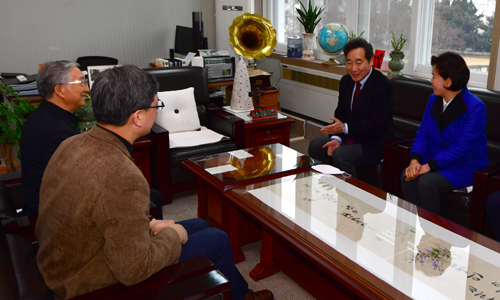 더불어민주당에서 서울 종로구 출마를 준비 중인 이낙연 전 국무총리가 6일 오후 광주 서구 천주교광주대교구청을 찾아 김희중 대주교를 만나고 있다. 뉴시스