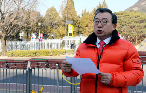 무소속 이정현 의원이 4일 오전 서울 청와대 앞에서 4.15총선 종로 출마를 선언하고 있다. 이 의원은 "저의 종로 출마를 시작으로 문재인 정권을 끝장내는데 뜻을 같이하는 모든 정당, 모든 정파들이 하나로 뭉칠 것을 제안합니다"라고 말했다. 뉴스1