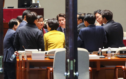 더불어민주당 이인영 원내대표와 의원들이 18일 국회에서 열린 비공개 의원총회이 끝난 뒤 회의장에 남아 논의하고 있다. 연합뉴스