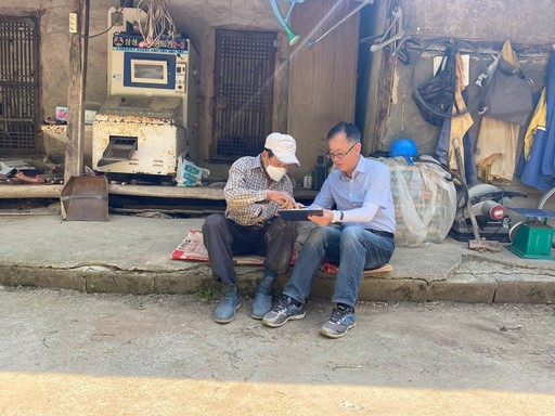 충북 옥천군 김성종 옥천읍장이 '육지의 섬' 오대리 마을을 찾아 재난지원금 신청을 돕고 있다. 옥천군 제공
