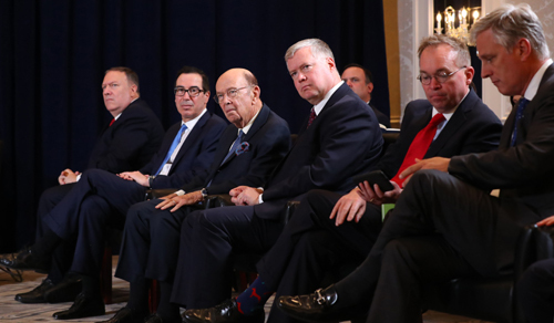 23일(현지시간) 뉴욕 인터콘티넨탈 뉴욕 바클레이 호텔에서 열린 한·미 정상회담에 배석한 마이크 폼페이오 국무부 장관(왼쪽부터), 스티븐 므누신 재무부 장관, 윌버 로스 상무부 장관, 스티븐 비건 대북특별대표, 믹 멀베이니 백악관 비서실장 직무대행, 로버트 오브라이언 국가안보보좌관이 앉아 있다. 뉴욕=뉴시스