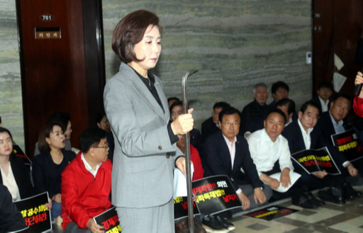 선거제 개편안과 사법제도 개혁안의 패스트트랙 지정을 놓고 여야의 극한 대치가 26일 새벽까지 이어진 가운데 자유한국당 나경원 원내대표가 아침 열린 긴급 의원총회에서 의안과 문을 열려고 할때 사용한 쇠 지렛대(빠루)를 들고 있다. 뉴시스