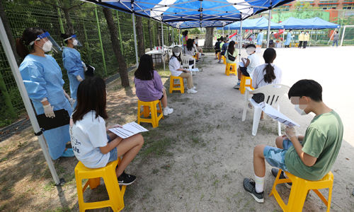 최근 서울 시내 한 초등학교 운동장에 설치된 선별진료소에서 이 학교 6학년 학생, 교직원들이 코로나19 검사를 받기 위해 대기하고 있다. 연합뉴스