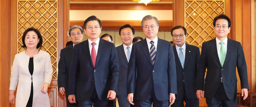 문재인 대통령이 지난 10일 청와대 본관에서 열린 '정당 대표 초청 대화'에 여야 5당 대표들과 함께 입장하고 있다. 왼쪽부터 심상정 정의당 대표, 노영민 비서실장, 황교안 자유한국당 대표, 손학규 바른미래당 대표, 문재인 대통령, 이해찬 더불어민주당 대표, 정동영 민주평화당 대표. 청와대 제공