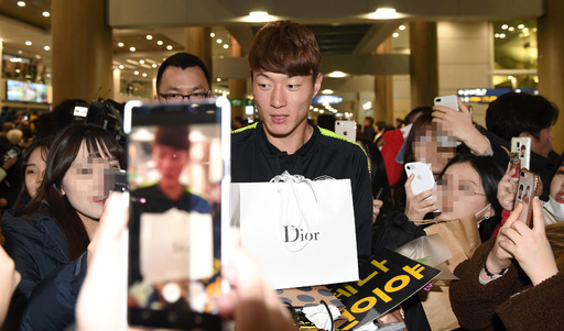 아시안컵 8강 탈락으로 59년만의 우승 도전에 실패한 축구대표팀이 28일 오후 인천국제공항을 통해 귀국했다. 황의조가 팬들에게 둘러싸인 채 입국장을 나가고 있다. OSEN