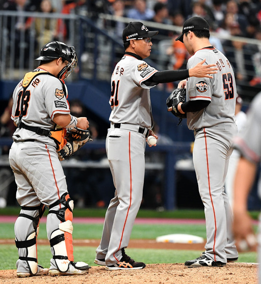 [OSEN=고척, 최규한 기자] 23일 오후 서울 고척 스카이돔에서 '2018 신한은행 MY CAR KBO리그 포스트시즌' 준플레이오프 4차전 넥센 히어로즈와 한화 이글스의 경기가 열렸다. 6회말 1사 1루 상황 한화 투수 김민우가 마운드를 내려가며 송진우 코치와 인사를 나누고 있다. /dreamer@osen.co.kr