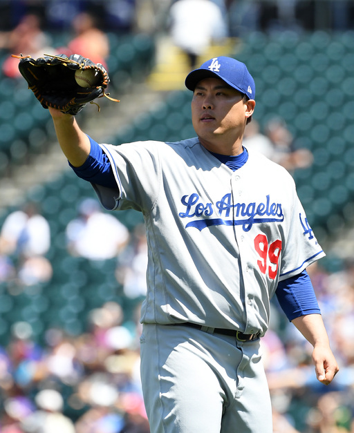 [OSEN=덴버(미국 콜로라도주), 지형준 기자] LA 다저스가 콜로라도 원정에서 1패 후 2연승을 거뒀다. 류현진은 무실점으로 호투했지만 승리와 인연이 없었다. LA 다저스는 1일(한국시간) 미국 덴버 쿠어스필드에서 열린 콜로라도 로키스와 원정 경기에 5-1로 승리했다. 류현진은 6이닝 3피안타 무실점 노디시전, 0-0인 9회 홈런 2방이 터져 승리했다.  2회말 다저스 류현진이 투구를 준비하고 있다. /jpnews@osen.co.kr