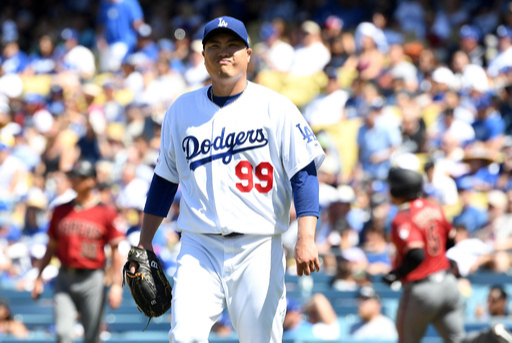 [OSEN=로스앤젤레스(미 캘리포니아주), 지형준 기자] LA 다저스가 애리조나 다이아몬드백스 상대로 승리했다. 류현진(LA 다저스)는 시즌 12승, 한미 통산 150승을 달성했다.  LA 다저스는 12일(이하 한국시간) 미국 로스앤젤레스 다저스타디움에서 열리는 애리조나 다이아몬드백스와의 홈경기에서 9-3으로 승리했다. 1차전 연장전 패배 후 2연승, 시리즈를 위닝으로 마쳤다.  부상자 명단(IL)에서 복귀한 류현진은 이날 선발로 등판해 7이닝 동안 5피안타 1볼넷 1사구 4탈삼진 무실점 완벽투로 12승을 거뒀다. 평균자책점은 1.53에서 1.45로 더욱 낮추며 메이저리그 전체 1위를 질주했다.  6회초 무사 1루 상황 애리조나 에두아르도 에스코바에게 안타를 허용한 다저스 선발 류현진이 아쉬워하고 있다. /jpnews@osen.co.kr