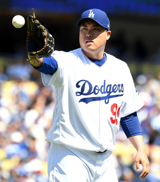 [OSEN=로스앤젤레스(미 캘리포니아주), 지형준 기자] 12일(한국시간) 미국 캘리포니아주 로스앤젤레스 다저스타디움에서 ‘2019 메이저리그’ LA 다저스와 애리조나 다이아몬드백스의 경기가 열렸다. 다저스 선발 류현진이 야수들로부터 공을 건네받고 있다. /jpnews@osen.co.kr