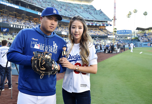 [OSEN=로스앤젤레스(미 캘리포니아주), 이동해 기자] 3일 (한국시간) 미국 캘리포니아주 로스앤젤레스 다저 스타디움에서 2019 메이저리그 LA다저스와 애리조나 다이아몬드백스의 경기가 진행됐다. 이날 LA다저스는 로스 스트리플링을, 애리조나는 테일러 클라크를 선발투수로 내세웠다. 또한 ‘한 솔로’로 변신한 류현진의 버블헤드 인형 ‘현 솔로’를 소개하면서 ‘스타워즈 데이’ 이벤트를 알렸다. 한편, 홈 경기에 스페셜 티켓을 구매하는 팬들에게 류현진 버블헤드 인형을 선물로 나눠줄 계획이며 류현진의 아내 배지현이 시구를 할 예정이다. 경기 시작 전 류현진과 배지현이 버블헤드 인형과 함께 포즈를 취하고 있다. 배지현의 시구는 원바운드되며 류현진의 미트에 들어갔고 성공적인 경기 시작을 알렸다. / eastsea@osen.co.kr