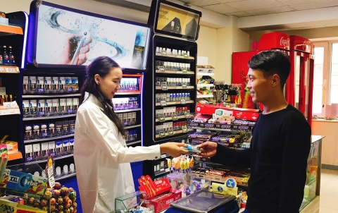 몽골 현지인이 에쎄 체인지를 구매하고 있다./KT&G