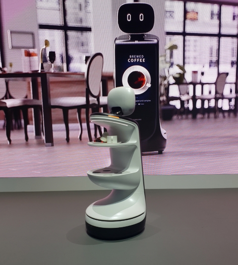 삼성봇 리테일이 음식을 나르는 모습. /구서윤 기자