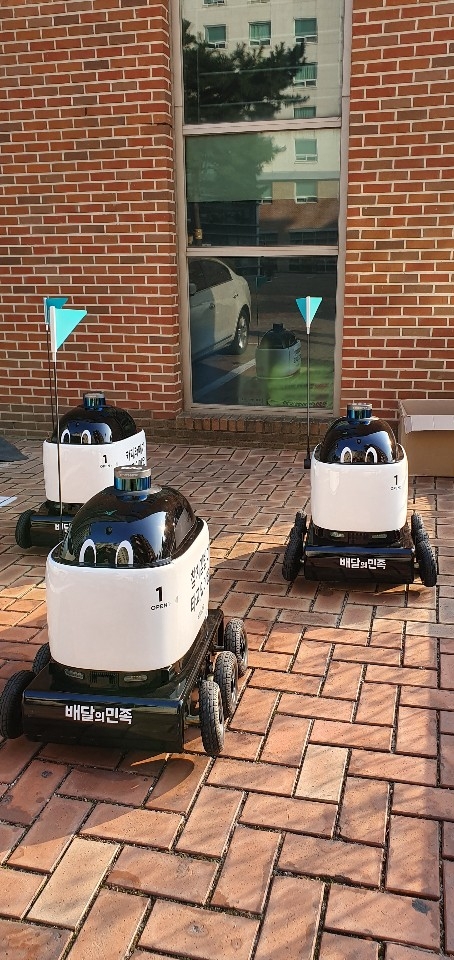 건대 서울 캠퍼스의 한 음식점 앞에 주차된 배달의 민족 '캠퍼스 배달' 로봇. /채윤정기자