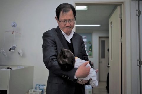 박찬구 회장이 시설 아동을 돌보고 있다.