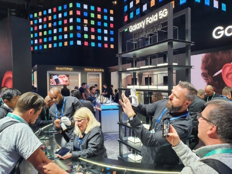 삼성전자 부스를 찾은 관람객들이 '갤럭시 폴드'를 체험하고 있다. /구서윤 기자