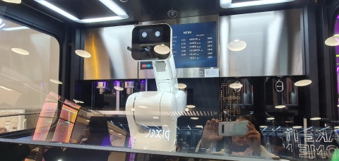 이마트 픽셀 시스템 맞은 편에 자리잡은 달콤커피의 로봇카페 '비트'에서 사용할 수 있는 무료 커피쿠폰을 선착순으로 제공하고 있다. /채윤정기자