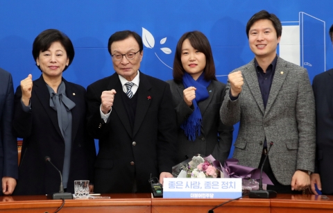 제21대 총선을 앞두고 더불어민주당에 영입된 이소영 변호사(오른쪽 두번째)가 14일 오전 국회에서 열린 인재영입 발표 행사에서 더불어민주당 이해찬 대표 등 의원들과 기념촬영을 하고 있다. /연합뉴스