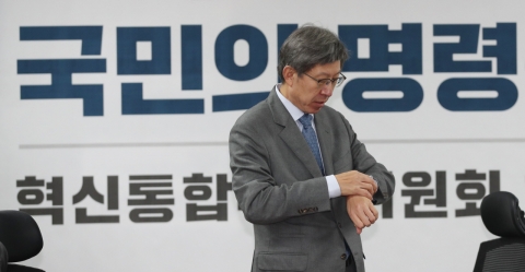 박형준 혁신통합추진위원장이 14일 오전 국회 의원회관에서 열린 혁신통합추진위원회 1차 회의에서 시간을 확인하고 있다. /연합뉴스