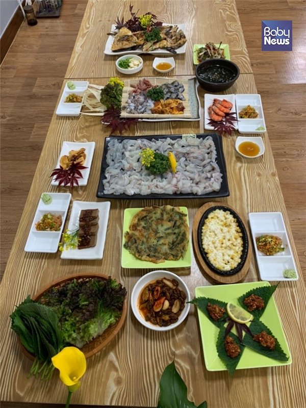 통영 주구장창 막썰이 횟집의 한상차림. ⓒ주구장창 막썰이 횟집