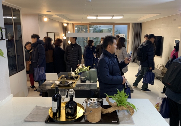 101㎡B형 주택의 거실을 관람 중인 예비 청약자들. 사진=이코노믹리뷰 김진후 기자.