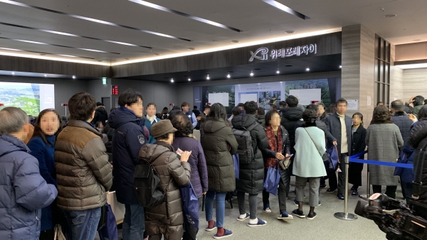 청약 상담 순서를 기다리는 '위례포레자이' 관람객들. 사진=이코노믹리뷰 김진후 기자.