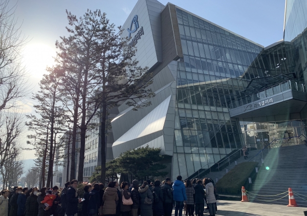 '위례포레자이'를 관람하러 강남구 대치동 '자이갤러리' 앞을 가득 메운 인파. 사진=이코노믹리뷰 김진후 기자.