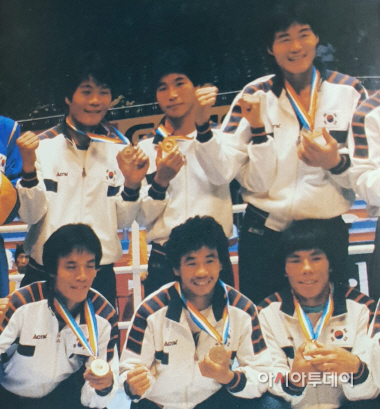 1986년 아시안 게임 후 문성길(앞줄 오른쪽)과 권현규(뒷줄 가운데) /조영섭 관장