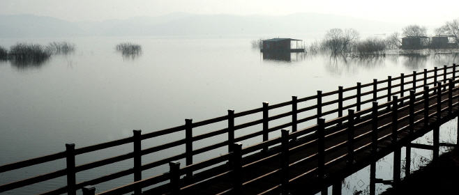 예당관광지에서 슬로시티로 지정된 대흥면까지 약 5.4km 구간에 ‘느린 호수길’이 조성 중이다. 호수를 바라보며 걸을 수 있는 길이다. 연말 완공 예정.