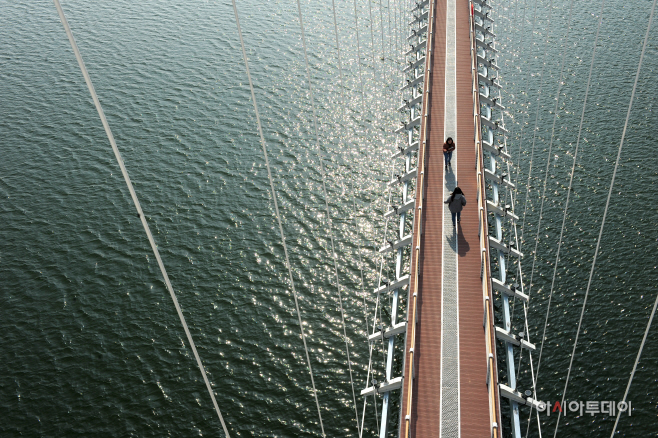 출렁다리를 건너면 물 위를 걷는 느낌을 경험하게 된다.