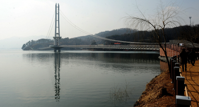 4월 6일 개통 예정인 예당호 출렁다리. 길이 402m로 국내에서 가장 긴 인도교(보행자 전용 다리)다.