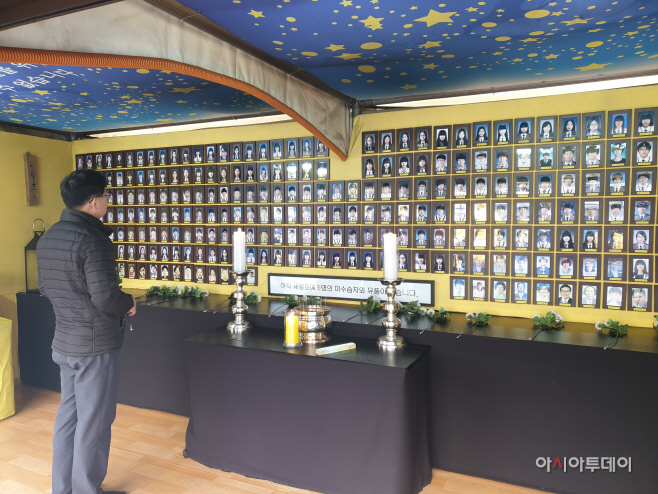 17일 오전 서울 종로구 광화문 광장에 마련된 합동분향소에서 한 시민이 이안식 전 추모를 하고 있다. /조준혁 기자