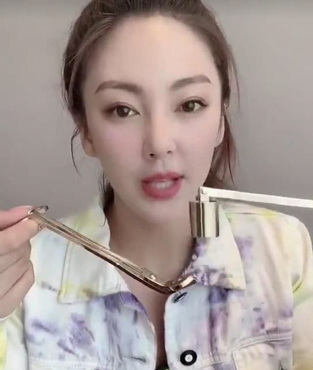 비대칭이 된 장위치의 코./제공=진르터우탸오.