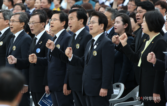 광주/아시아투데이 정재훈 기자 = 더불어민주당 이해찬(왼쪽 두번째부터), 자유한국당 황교안, 바른미래당 손학규 대표, 민주평화당 정동영 대표, 정의당 이정미 대표가 18일 오전 광주 북구 국립5·18민주묘지에서 열린 ‘제39주년 5·18민주화운동 기념식’에 임을 위한 행진곡을 부르고 있다.