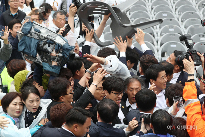 광주/아시아투데이 정재훈 기자 = 제39주년 5.18민주화운동 기념식이 열린 18일 오전 광주 북구 국립 5.18 민주묘지에서 기념식에 제39주년 5.18민주화운동 기념식에 참석하기 위해 이동중인 황교안 자유한국당 대표에게 광주시민들이 분노를 표출하고 있다.