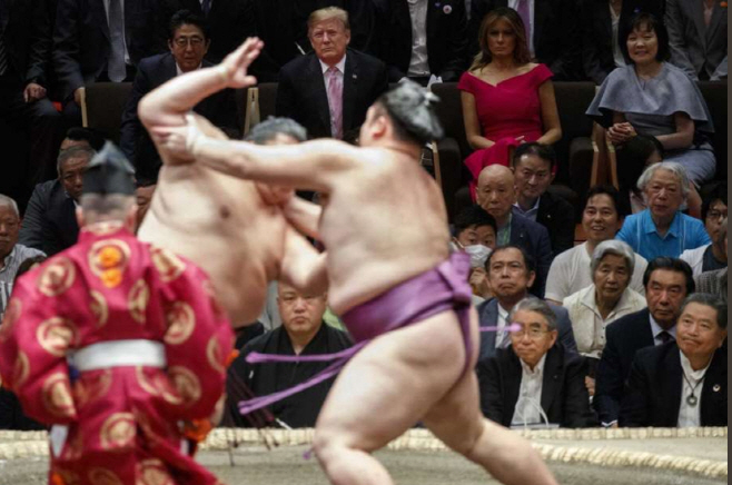 도널드 트럼프 미국 대통령과 아베 신조(安倍晋三) 일본 총리가 26일 오후 일본 도쿄(東京) 료고쿠(兩國)의 국기관에서 스모 경기를 관전하고 있다./사진=트럼프 대통령 트위터 캡쳐