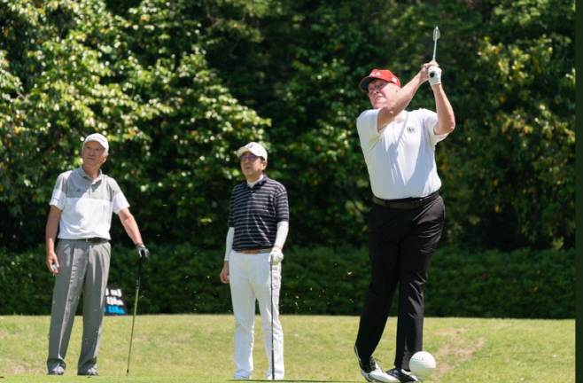 도널드 트럼프 미국 대통령과 아베 신조(安倍晋三) 일본 총리가 26일 오전 일본 지바(千葉)현 모바라(茂原)시의 모바라 컨트리 골프장에서 골프를 치고 있다. 왼쪽은 일본 원로 골프선수 아오키 이사오(靑木功)./사진=트럼프 대통령 트위터 캡쳐