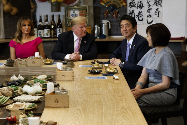 아베 신조(安倍晋三) 일본 총리가 26일 일본을 국빈방문 중인 도널드 트럼프 미국 대통령과 세끼 식사를 함께하며 ‘오모테나시(극진한 손님 접대)’ 외교를 벌였다. 아베 총리는 이날 온종일 트럼프 대통령과 시간을 함께하며 ‘브로맨스’를 과시했다. 골프 라운딩·스모(相撲) 경기 관람·선술집 만찬을 함께 하면서 삼씨 세끼를 함께 했다. 사진은 두 정상 내외가 이날 저녁 도쿄(東京)의 번화가 롯폰기(六本木)에 있는 일본식 선술집 ‘로바다야키’에서 만찬을 하는 모습./사진=도쿄 AP=연합뉴스