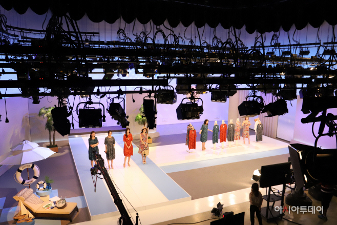 지난 6일 서울 마포구 공영홈쇼핑 C스튜디오에서 쇼호스트들과 모델들이 생방송에 출연해 제품을 소개하고 있다./제공=공영홈쇼핑