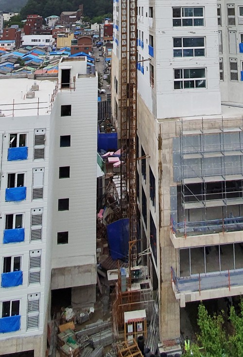 14일 오전 강원 속초시 조양동의 한 아파트 건축 현장에서 공사용 엘리베이터가 15층 높이에서 추락해 소방대원들이 구조 활동을 벌이고 있다.  /연합