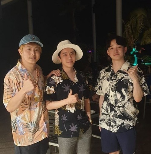 웹툰 작가 기안84, 박태준, 전선욱이 기념사진을 찍고 있다. /박태준 SNS